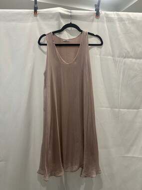 Bognar Blu 100% Silk Sleeveless V-Neck Shift Dress in Dusty Mauve